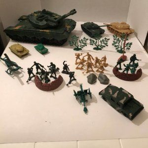 Toy Soldiers Vintage with Moveable Tanks 35 Piece Set Collectors